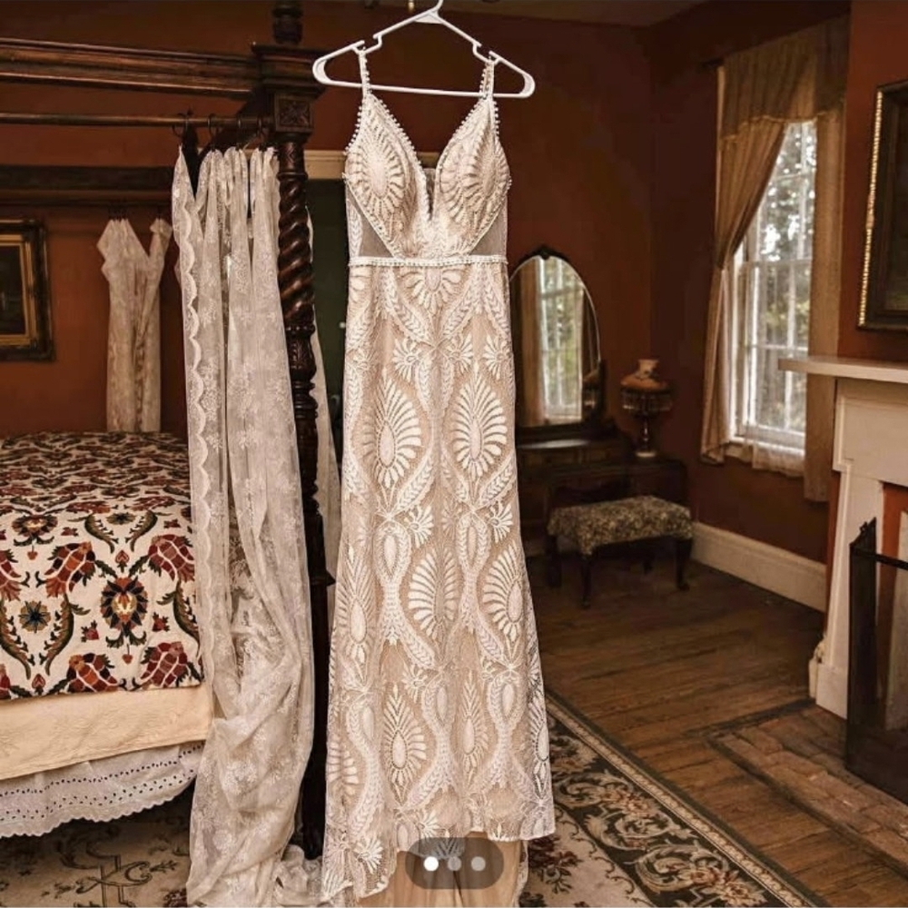 Elegant White Lace Wedding Gown